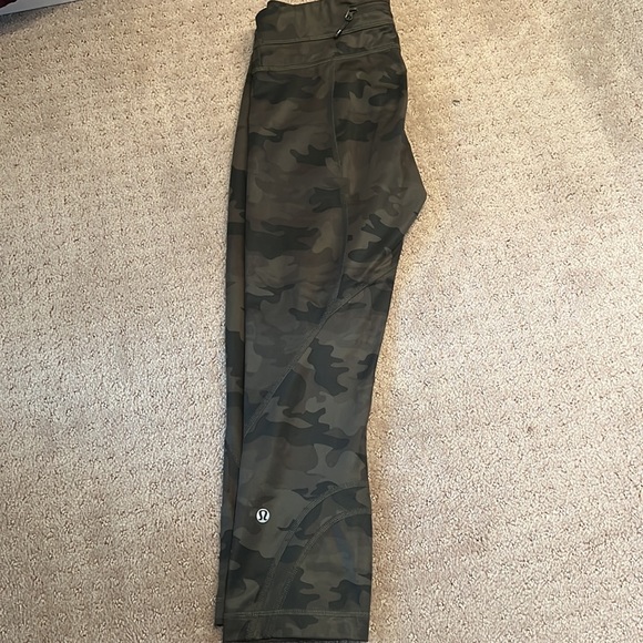 Lululemon Camo Leggings. Size 4 - Picture 2 of 9